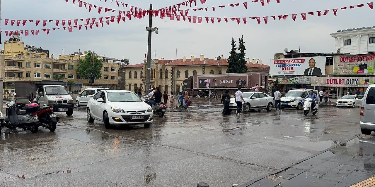 Sağanak Yağış Parkın İstinat Duvarının Çökmesine Neden Oldu