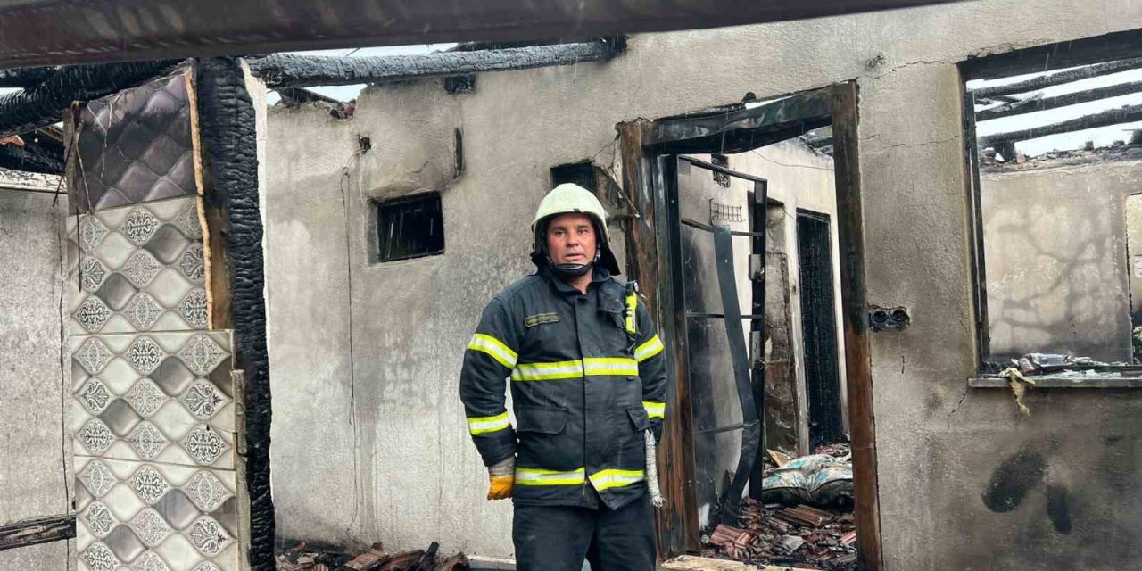 Burdur’da Çıkan Yangında Ev Ve Otomobil Kullanılamaz Hale Geldi