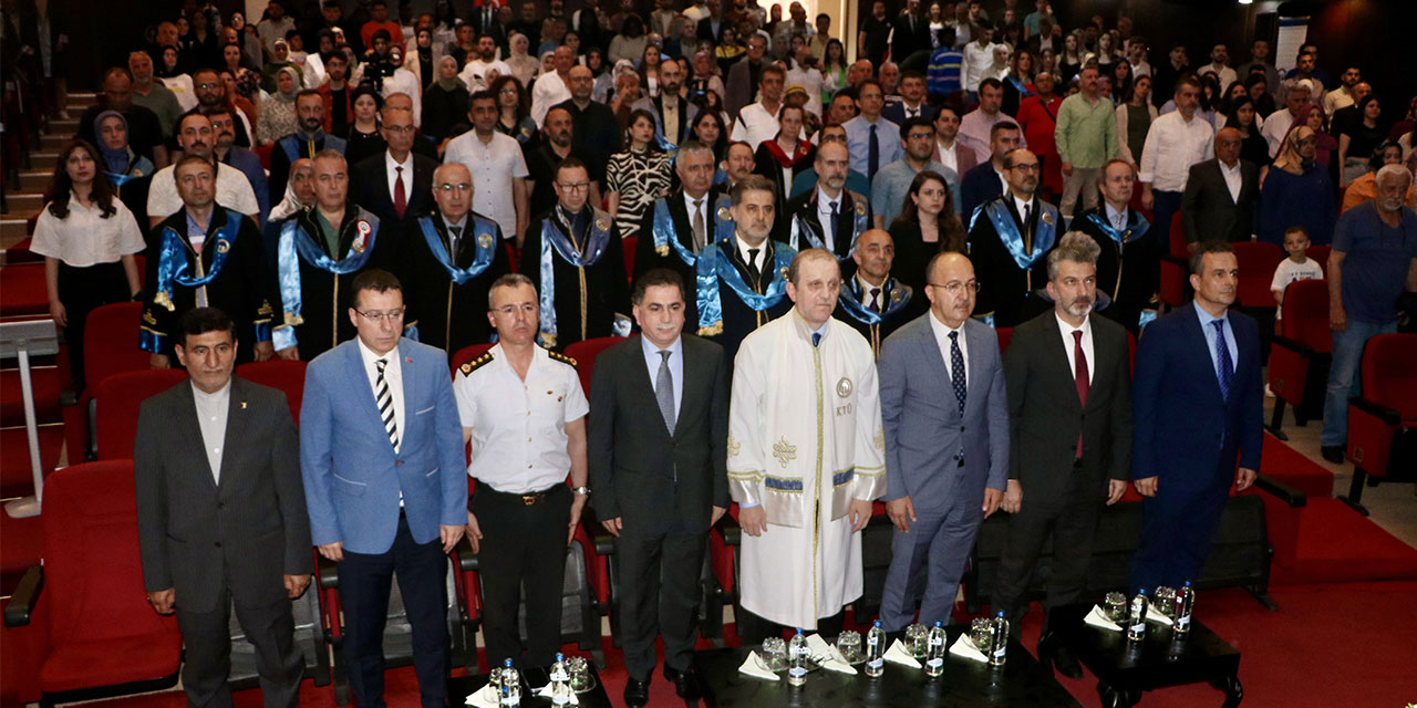 KTÜ'de dereceye giren mezun öğrencilere plaket verildi