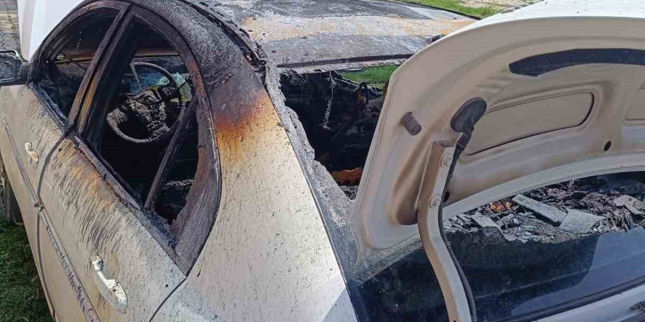 Reyhanlı’da Park Halindeki Otomobil Alev Aldı