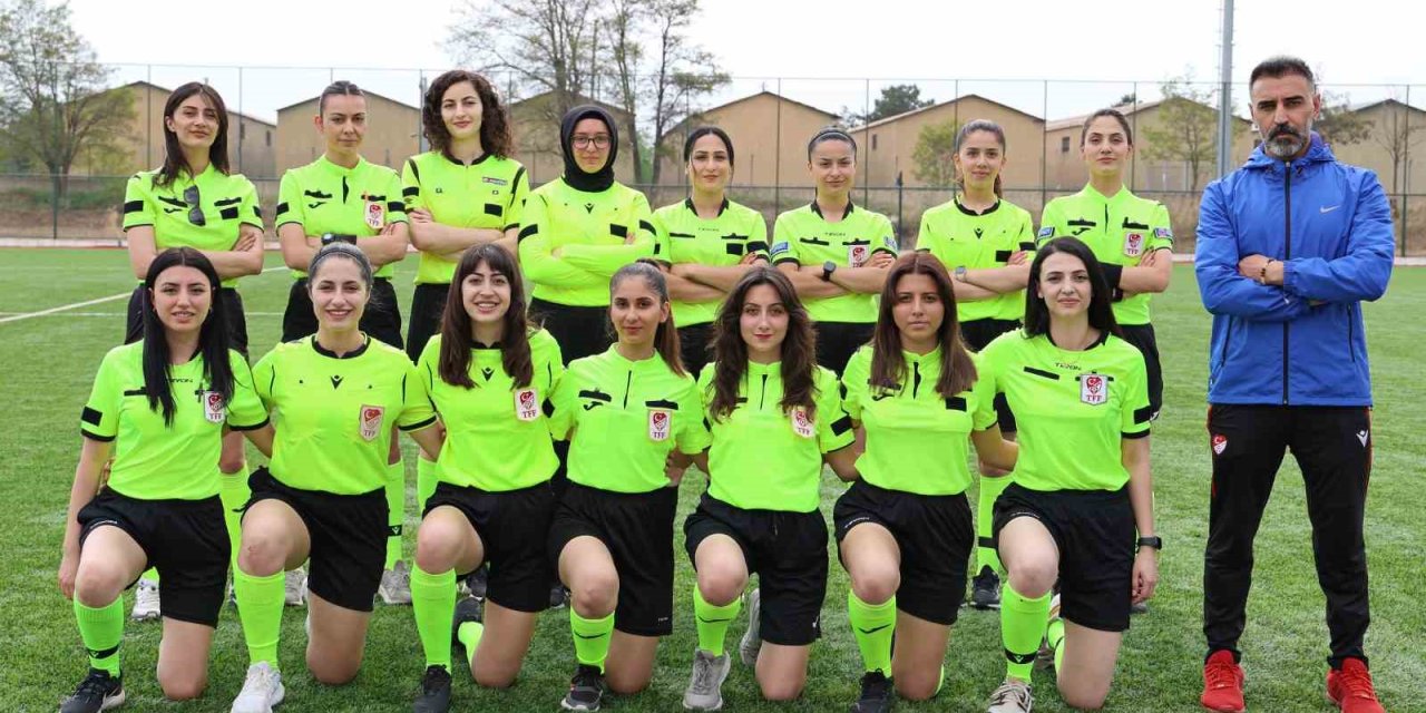 Kadın Hakemler Sahaya İndi, Küfür Yerini Centilmenliğe Bıraktı