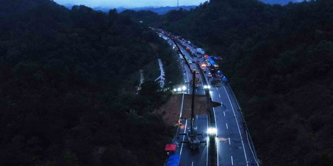 Çin’de Otoyolun Çökmesiyle Ölenlerin Sayısı 36’ya Yükseldi