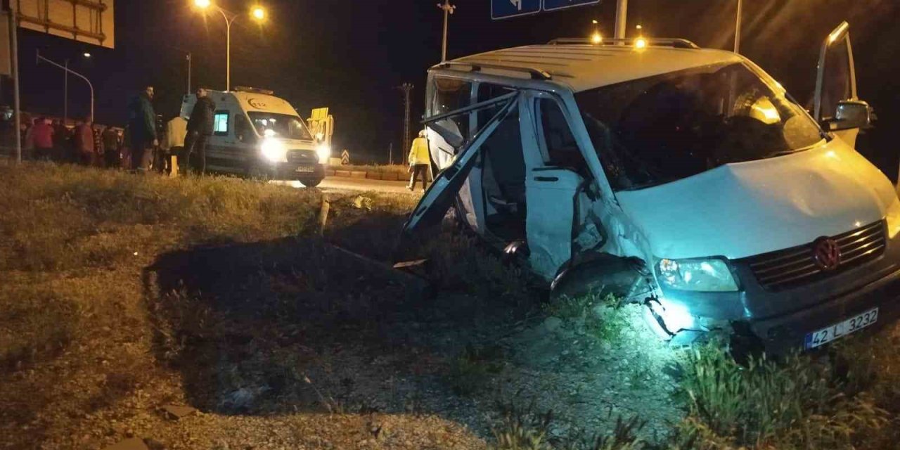 Konya’da Midibüs İle Panelvan Çarpıştı: 24 Yaralı