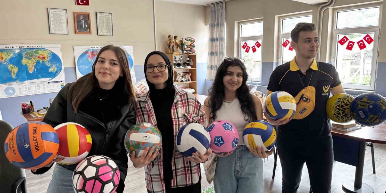 Öğretmen Patlayan Voleybol Topunu Elleriyle Dikmişti: Öğrencilerden Duygulandıran Hareket