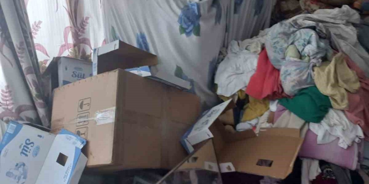 Sultangazi’de Tahliye Edilen Yaşlı Kardeşlerin Evinden 4 Kamyon Çöp Çıktı