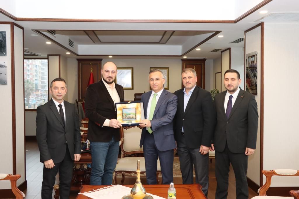 Yeşilay Rize Şubesi, Vali Çeber'i ziyaret etti