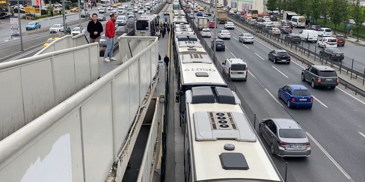 İstanbul’da Metrobüs Arızalandı, Uzun Araç Kuyruğu Oluştu