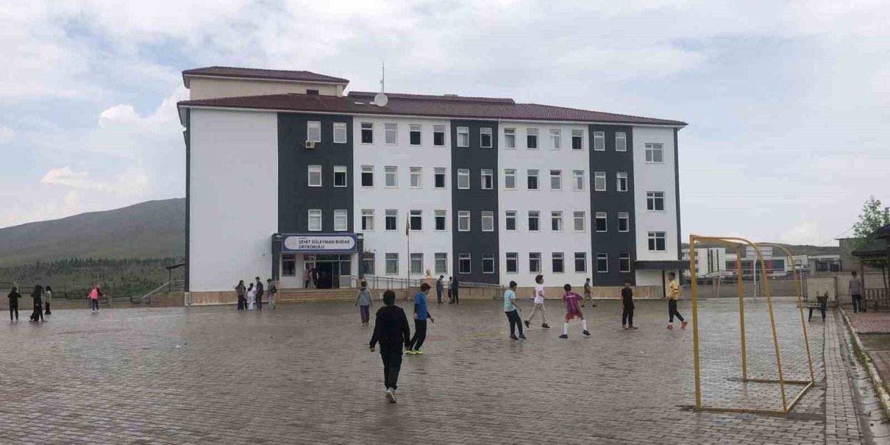 Okuldaki Spor Salonunda Faciadan Dönüldü: Alçıpan Çöktü, 6 Öğrenci Yaralandı