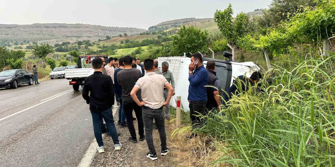 Adıyaman’da Kontrolden Çıkan Minibüs Yan Yattı: 14 Yaralı