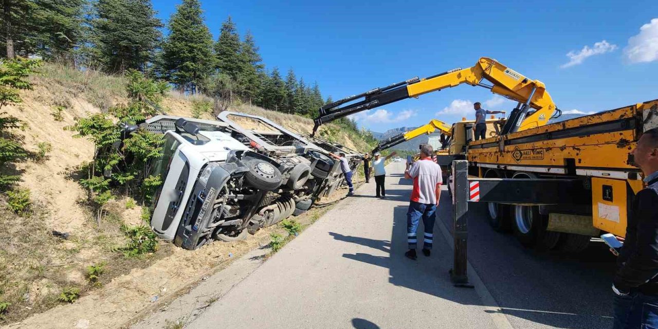 Burdur’da Otomobil Taşıyan Çekici Şarampole Devrildi: 1 Yaralı