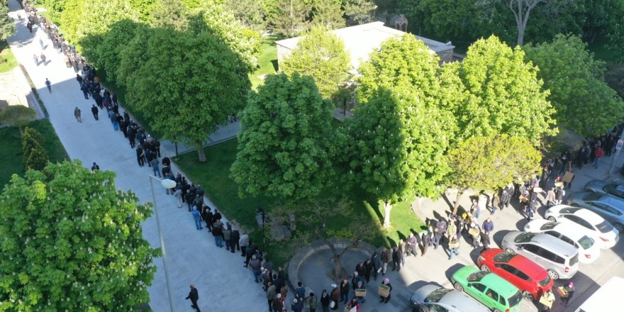 Fide Dağıtımında 2 Kilometrelik Kuyruğu Görenler Gözlerine İnanamadı