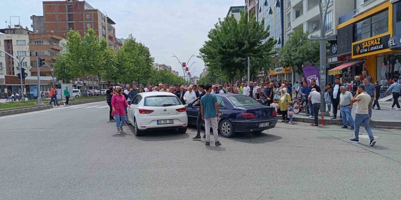 Kazaya Karışan Kadın Çevredekilere Hakaret Edip ’trafik Dersi’ Verdi