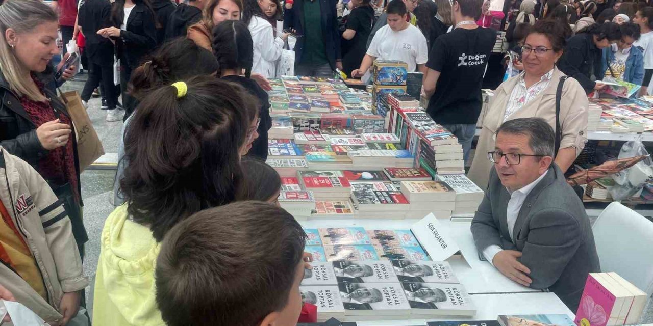 Gazeteci Salantur, 20. Ankara Kitap Fuarı’nda Okurlarıyla Buluştu