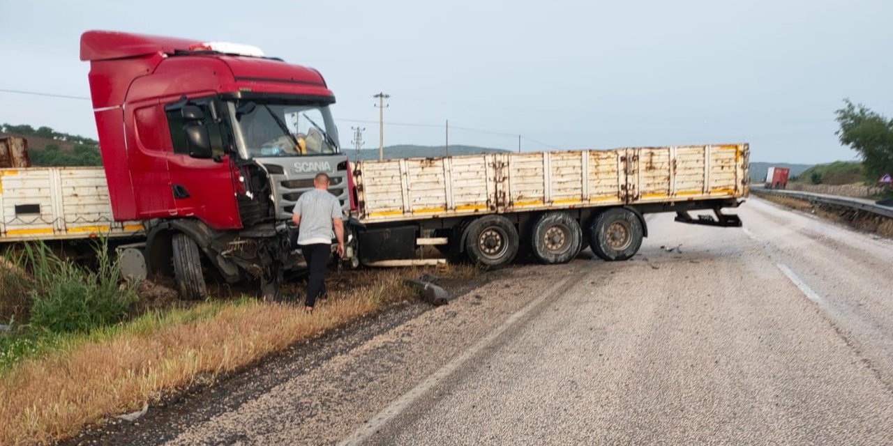 Gölbaşı İlçesinde Tır Şarampole Girdi: 1 Yaralı