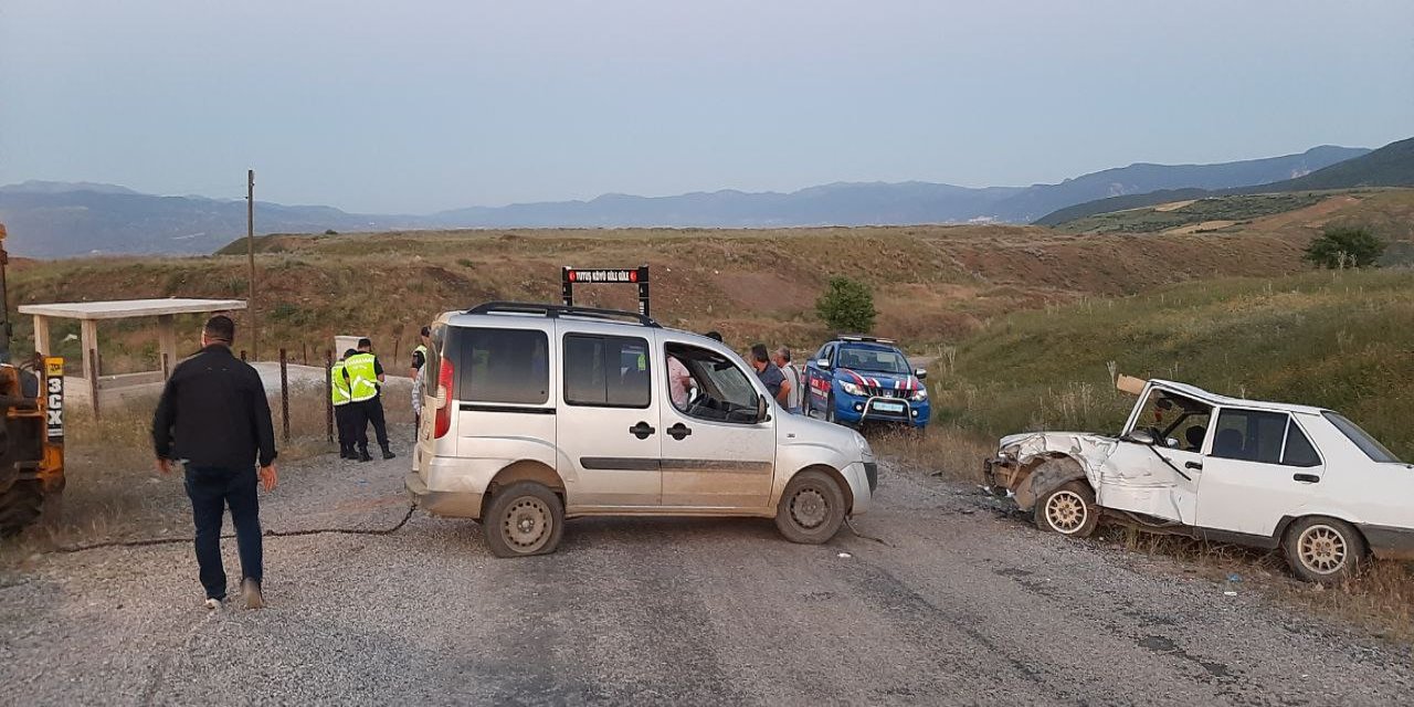 Çorum'da iki araç çarpıştı, düğüne giden 8 kişi yaralandı