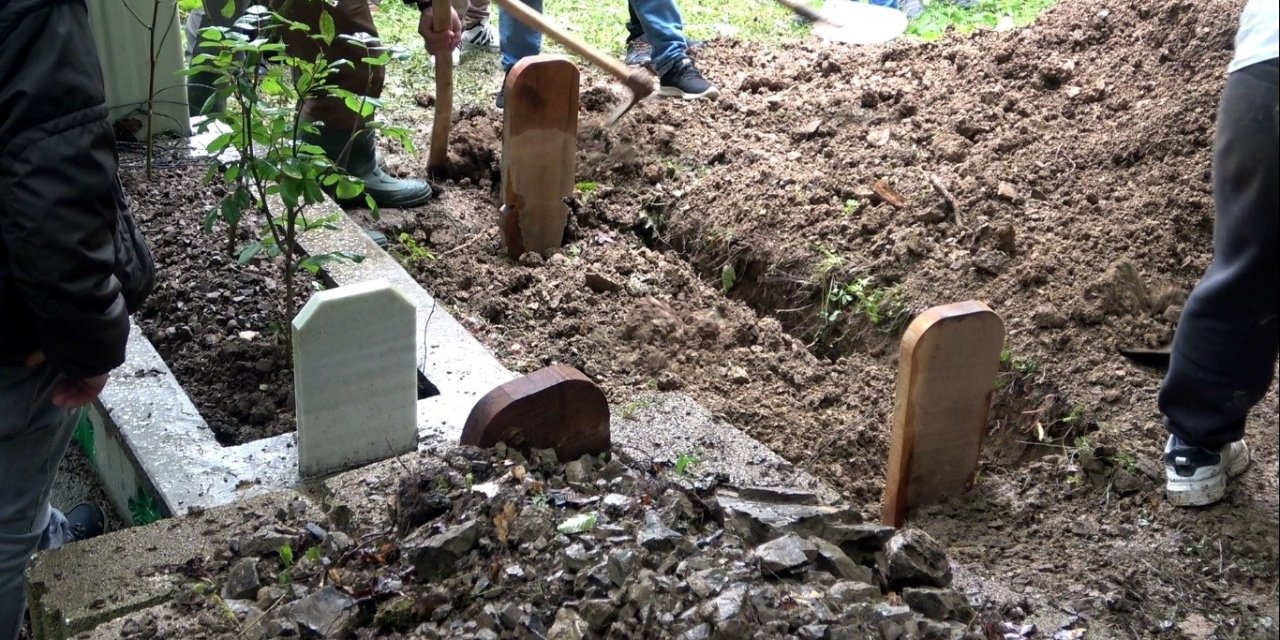 Yangında Yaralanarak Kaldırıldığı Hastanede Ölen Kadın Kocasının Ve Kızının Yanına Defnedildi