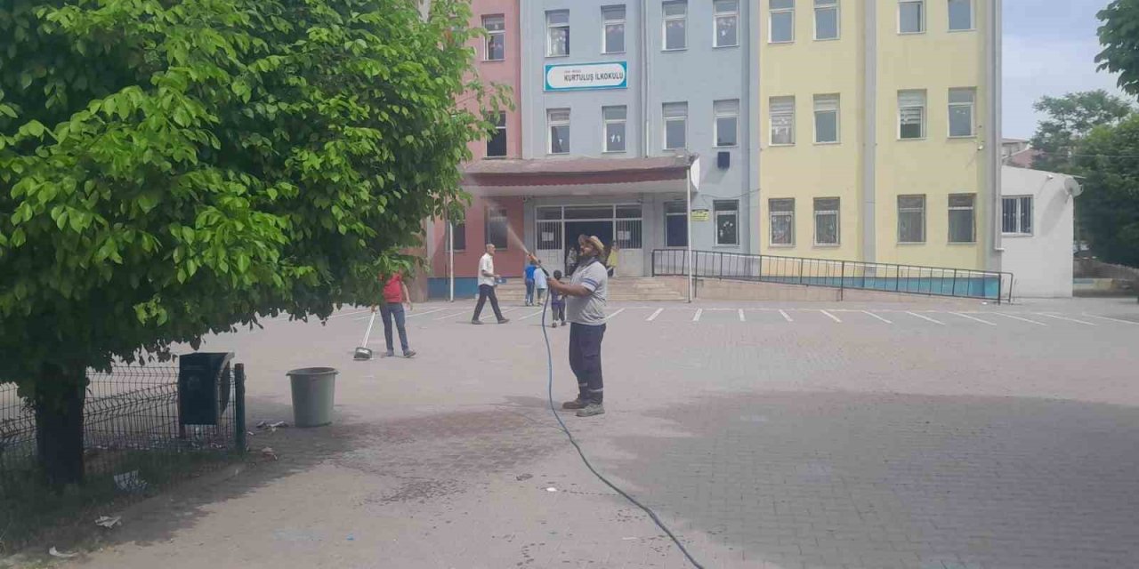 Iğdır’da Okul Bahçeleri İlaçlanıyor