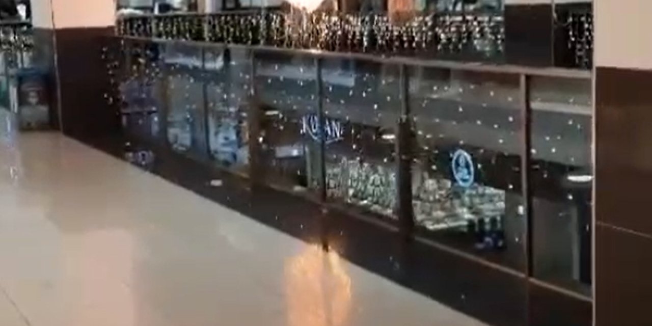 Yalova’da Avm’deki Avize Alev Alev Yanarak Düştü