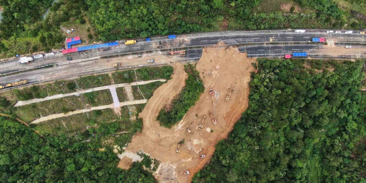 Çin’de Otoyol Faciasında Can Kaybı 48’e Yükseldi