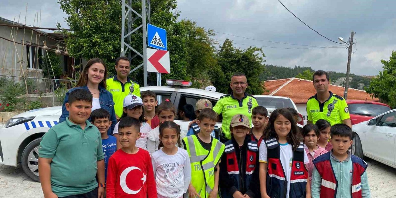 Hatay’da Polisten Öğrencilere Trafik Eğitimi