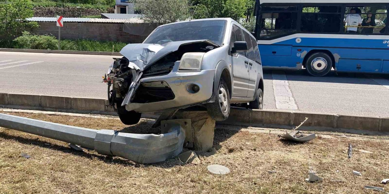 Burdur’da Kontrolden Çıkan Ticari Araç Refüjde Çıkıp Aydınlatma Direğini Devirdi, 1 Yaralı