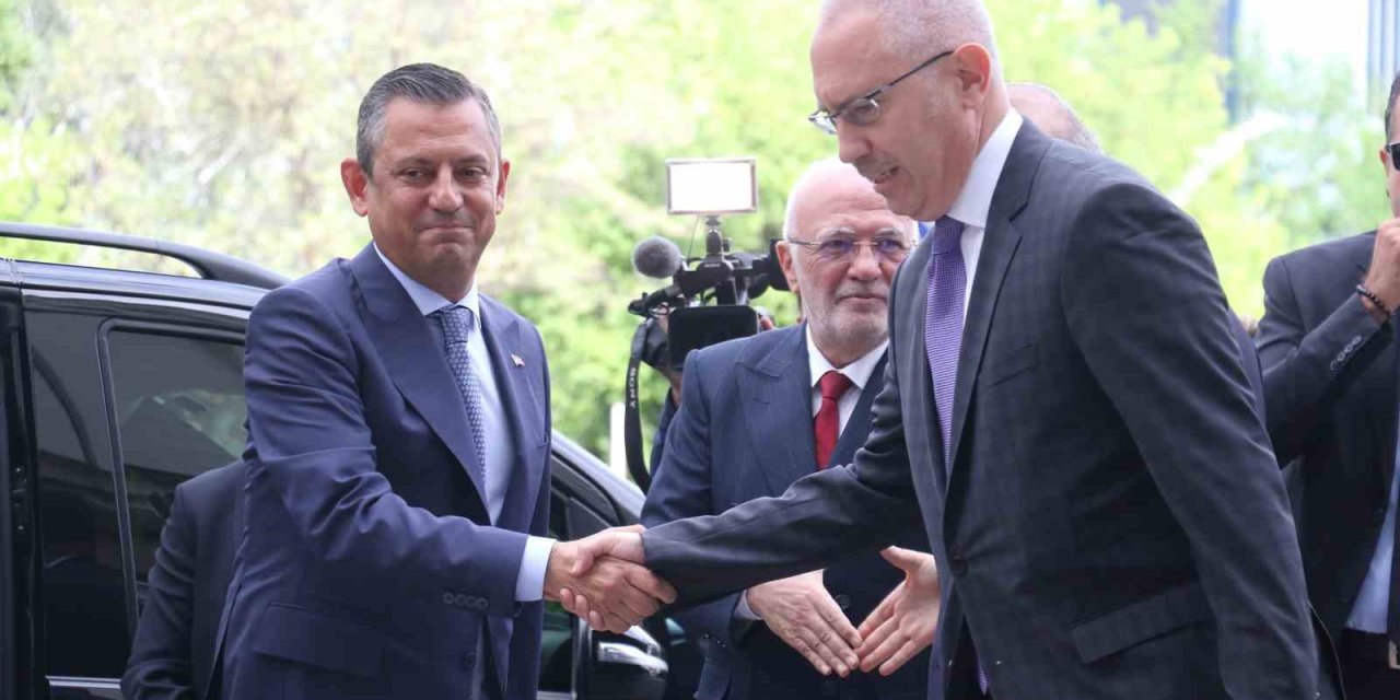 Cumhuriyet Halk Partisi Genel Başkanı Özgür Özel, Cumhurbaşkanı Recep Tayyip Erdoğan İle Görüşmek Üzere Ak Parti Genel Merkezine Geldi.