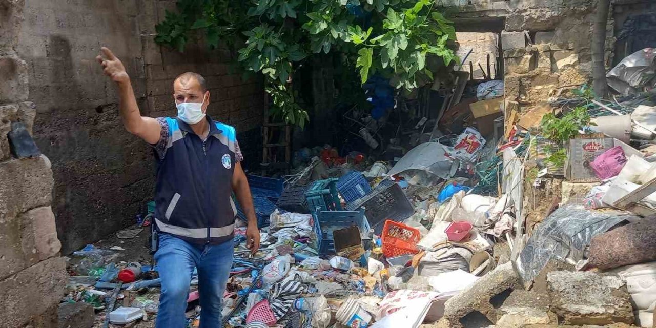 Yalnız Yaşayan Kadının Evinden 3 Kamyon Çöp Çıktı