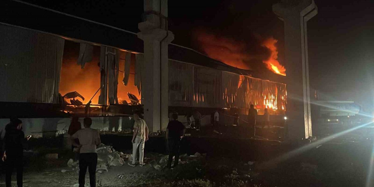 Adana’da Fabrika Yangını: Çok Sayıda Ekip Bölgeye Sevk Edildi