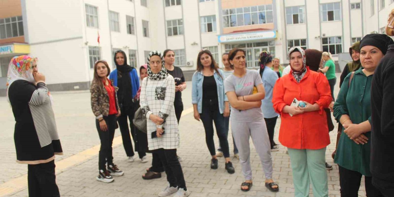 Veliler Okulun Kapatılıp Çocukların Başka Okula Gönderilmesine Tepki Gösterdi