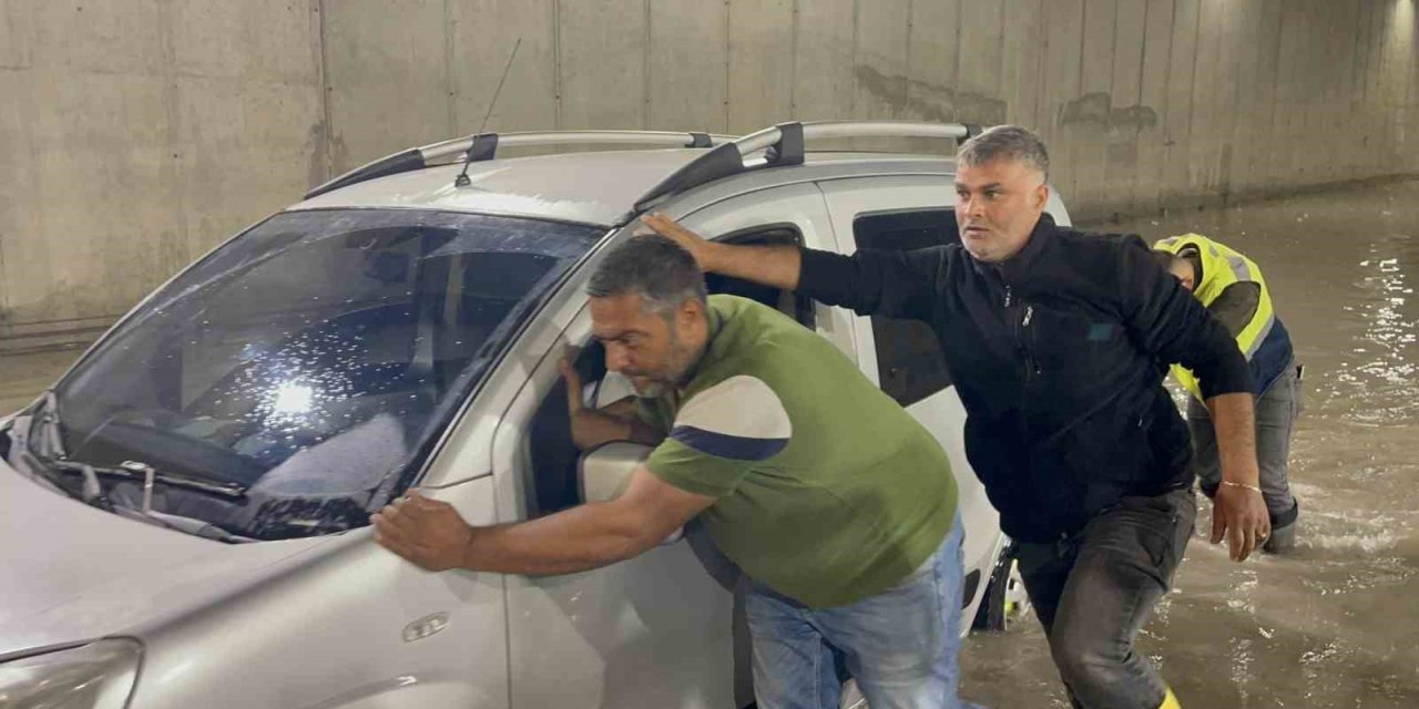 Osmaniye’de Yağış Hayatı Olumsuz Etkiledi: Araçlar Yolda Kaldı, Evleri Su Bastı