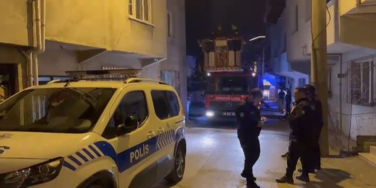 Tartıştığı Ailesini Bıçakla Rehin Aldı, Aile Bireylerini İtfaiye Tahliye Etti