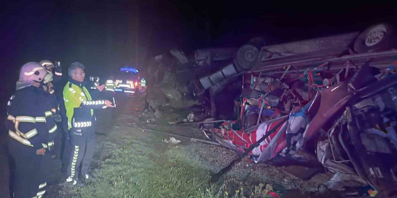 Amasya’da 3 Tır Kupası Taşıyan Tır Devrildi, 1 Yaralı