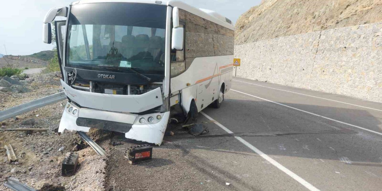 Midibüs Bariyerlere Çarptı: 2 Yaralı
