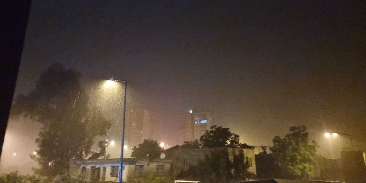 Adana’da Gençler Yağmur Altında Oynadı
