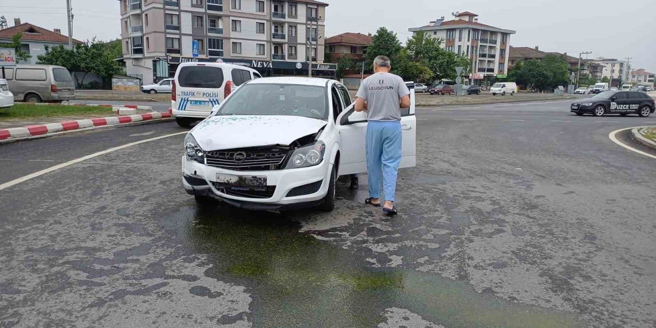 Düzce’de Kaza Sonrası Refüje Çıkan Otomobil Ağaca Çarptı: 2 Yaralı