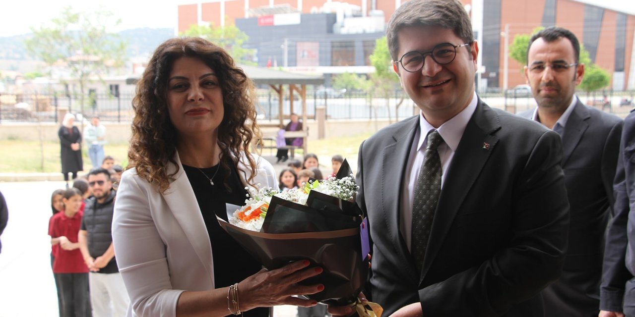 Meslek Hayatının Son Sergisini Açan Züleyha Öğretmene Duygu Dolu Sürpriz