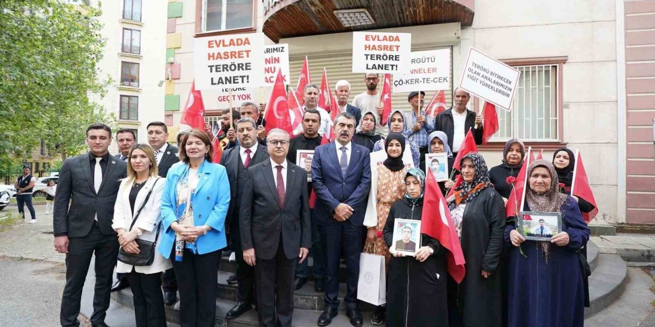 Bakan Tekin’den Diyarbakır Annelerine Ziyaret