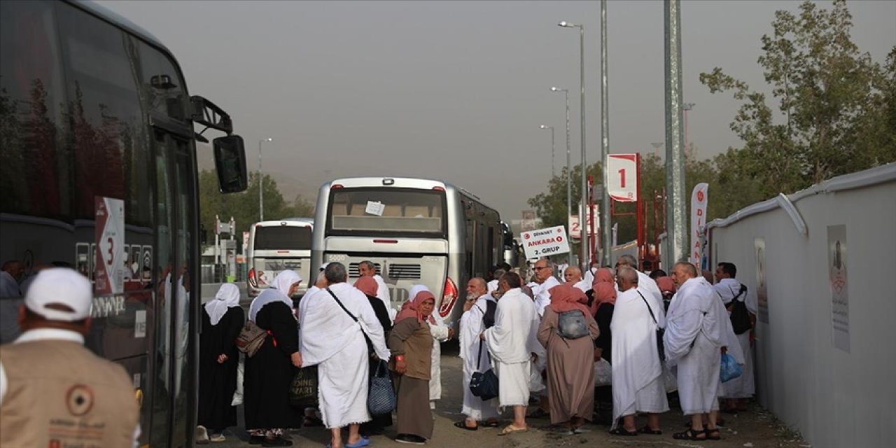 Türk hacı adaylarının Arafat'a intikali başladı