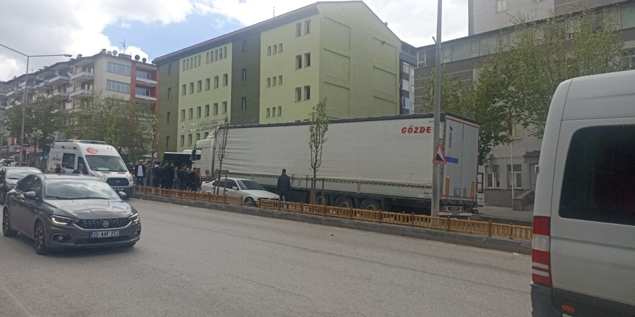 Otomobil Karşı Şeride Geçerek Tır İle Çarpıştı