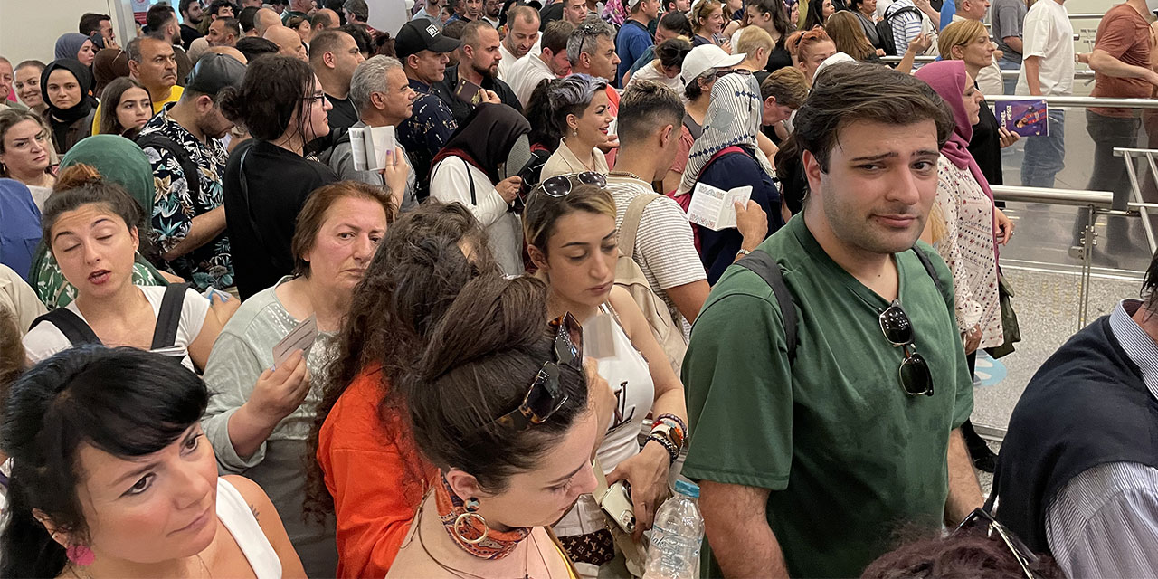 Sarp Sınır Kapısı'nda bayram tatili yoğunluğu yaşanıyor