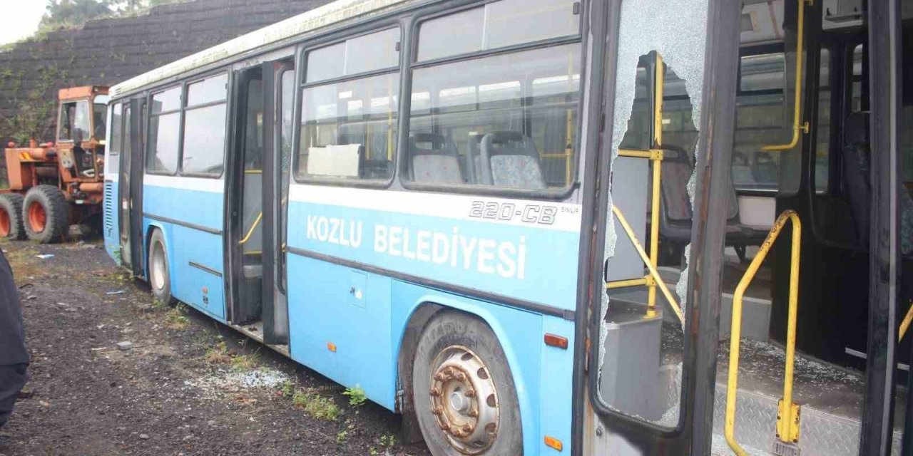 Belediyenin Park Halindeki Otobüslerine Zarar Verildi