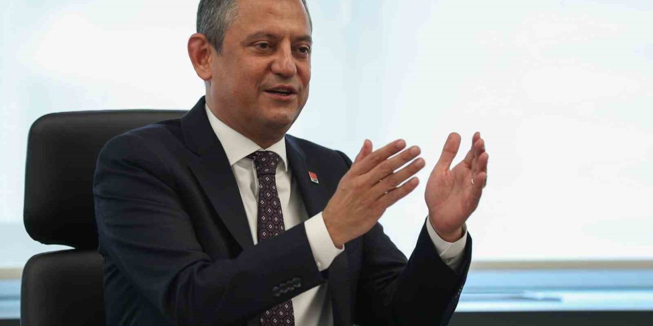 Chp Lideri Özel: “Siyasetçilerin El Sıkışmadığı Dönemlerin Sonu Demokrasi İçin Felaket Olmuştur”