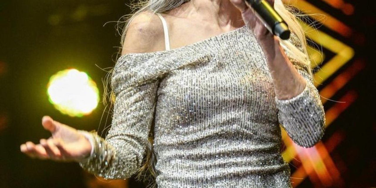 Ünlü Şarkıcı Yıldız Tilbe, Polis Aracına Çarptı