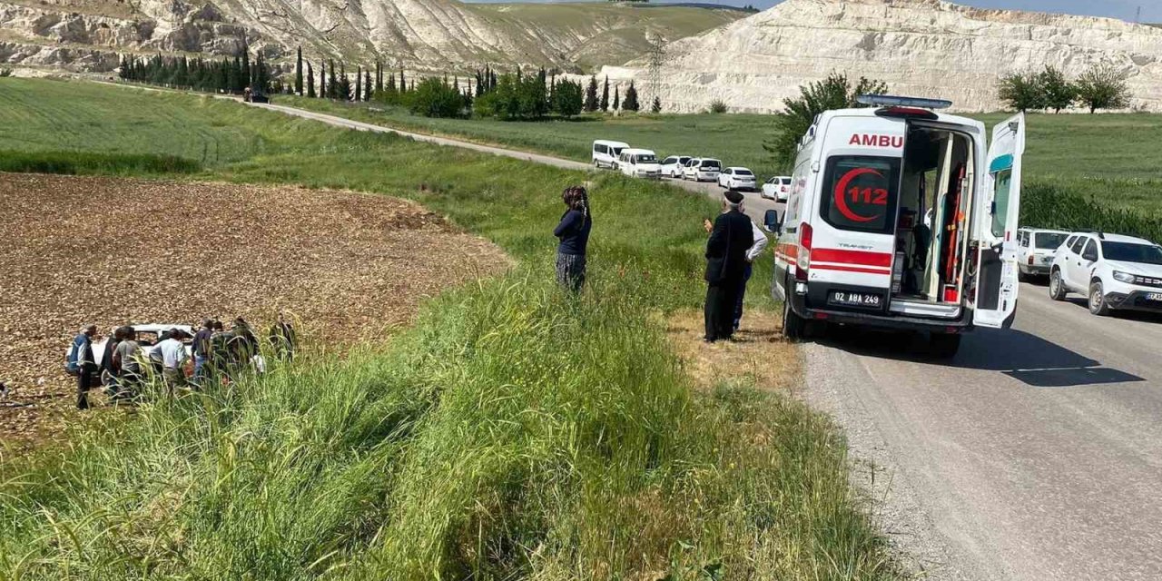 Otomobil Şarampole Yuvarlandı: 2 Yaralı