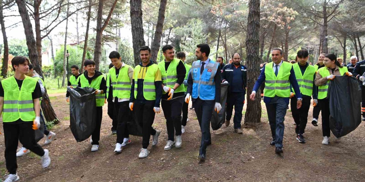 Başkan Bingöl, Gençlerle Orman Temizliği Yaptı