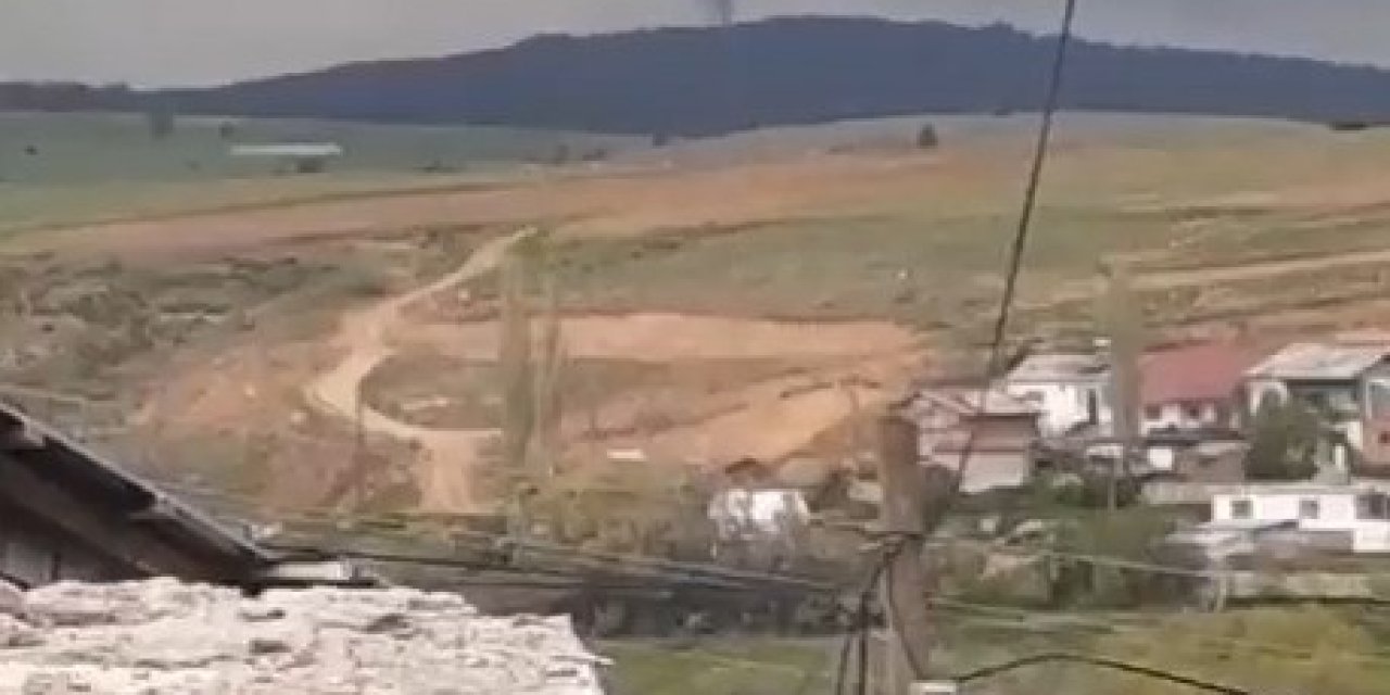 Ağaçları Kökünden Söken Hortum Cep Telefonu Kamerasına Yansıdı