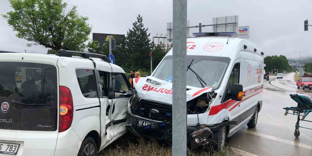 Tokat’ta Ambulans İle Panelvan Araç Çarpıştı: 3 Yaralı