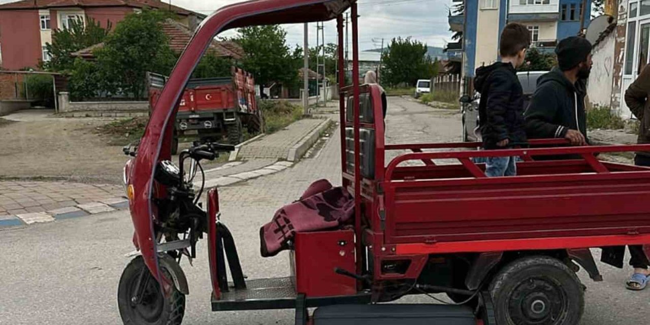 Otomobil İle Elektrikli Bisiklet Çarpıştı: 4 Yaralı