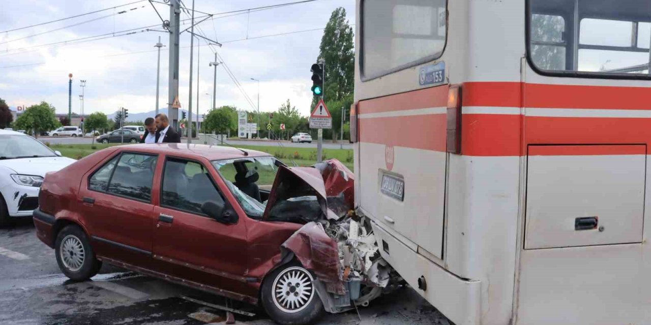 Otomobil Belediye Otobüsüne Çarptı: 4 Yaralı