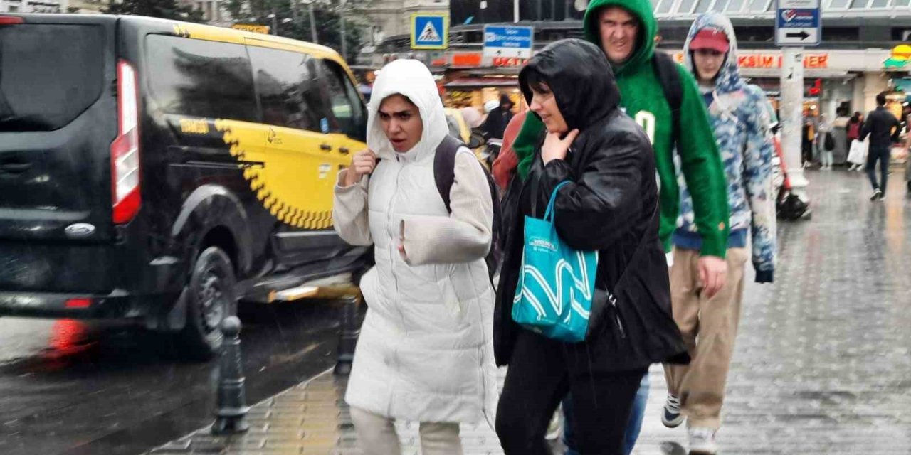 Taksim’de Sağanak Yağış Etkili Oldu
